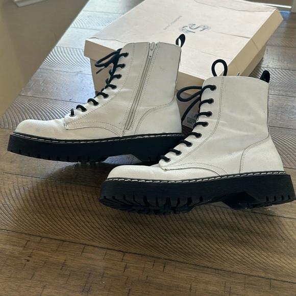 Sincerely Jules Harley White Boots - Picture 5 of 11